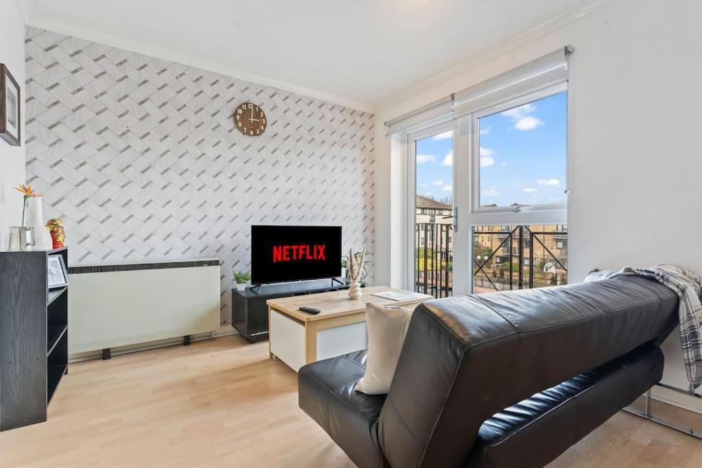 1-Bedroom Apartment With Free Private Parking - Canary Wharf Londres Exterior foto