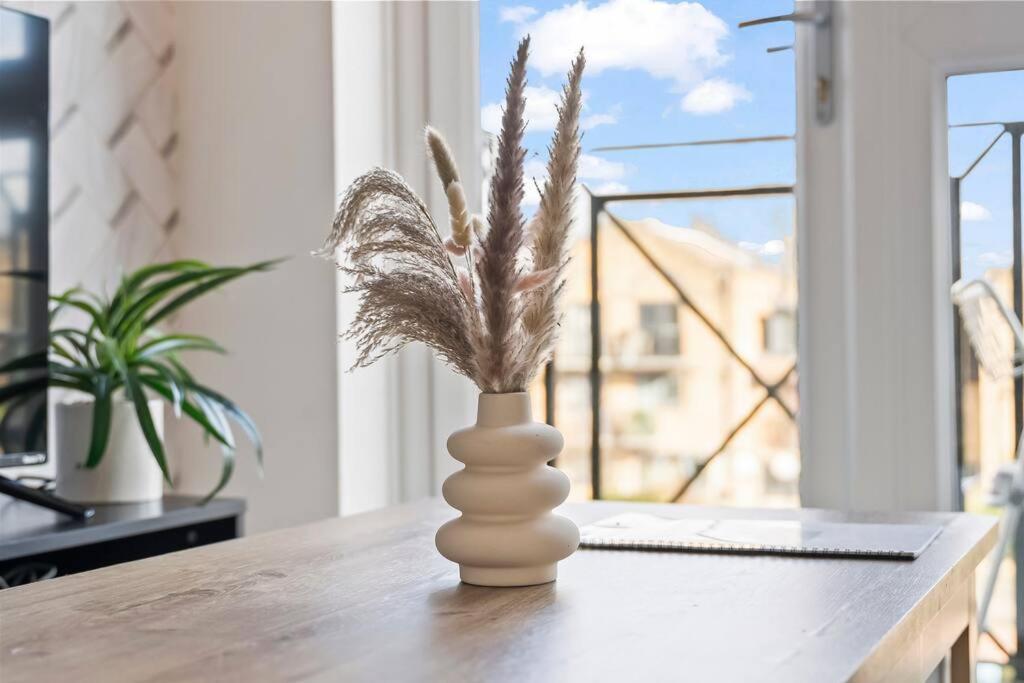 1-Bedroom Apartment With Free Private Parking - Canary Wharf Londres Exterior foto