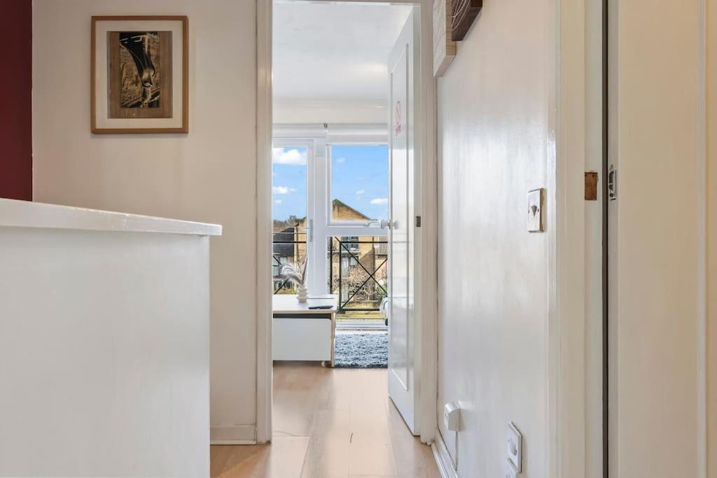 1-Bedroom Apartment With Free Private Parking - Canary Wharf Londres Exterior foto