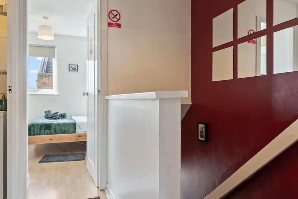 1-Bedroom Apartment With Free Private Parking - Canary Wharf Londres Exterior foto
